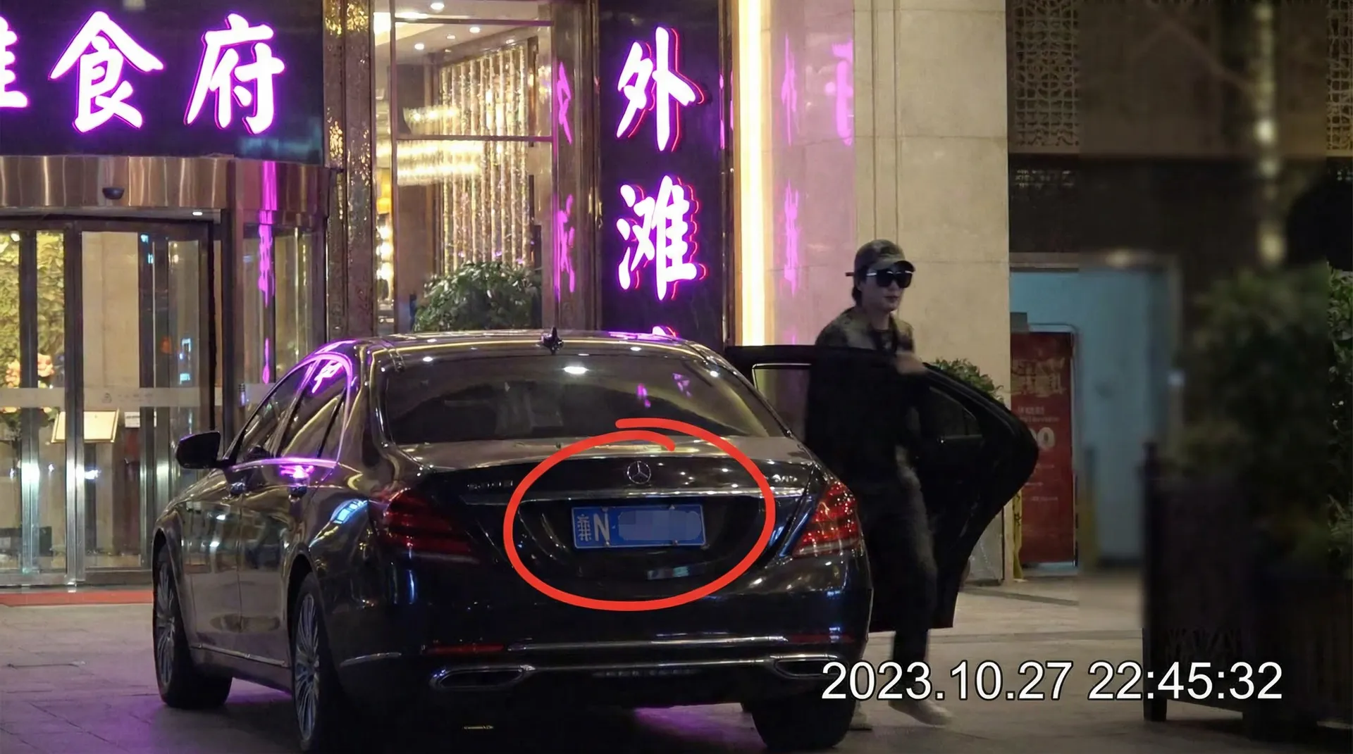 捷克钞能力搭讪 - 豪车餐厅外偷拍